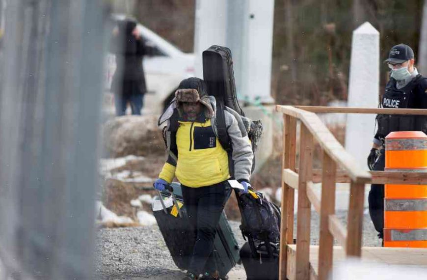 Canada frees asylum-seekers from its north