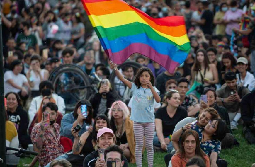 Chile Congress votes 100-0 to legalize gay marriage
